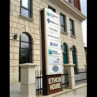 Totemuri luminoase  www.indigoneon.ro